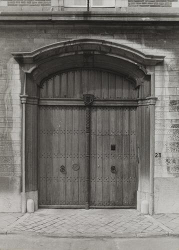 Wolstraat 23, hoek Poelaertplein, detail poort. 'Hotel de Mérode-Westerloo' (foto 1980).