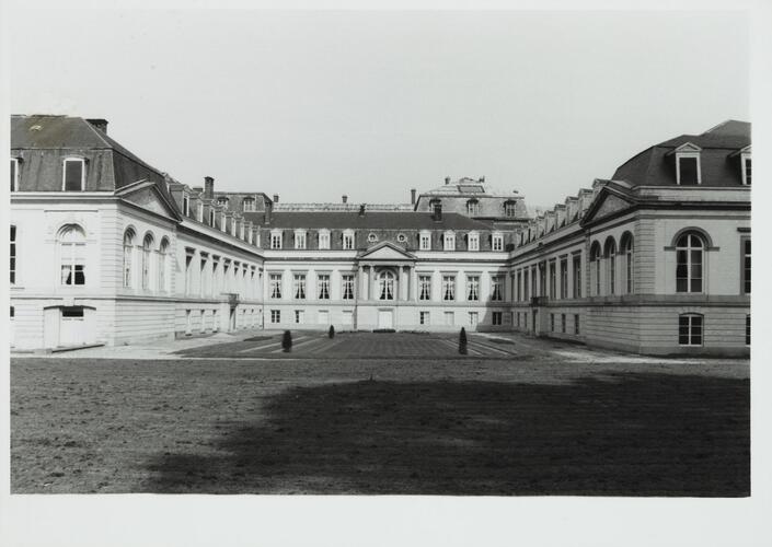 Place du Petit Sablon 8, Palais d'Egmont ou Palais d'Arenberg, Cour du Sanglier (photo [s.d.]).