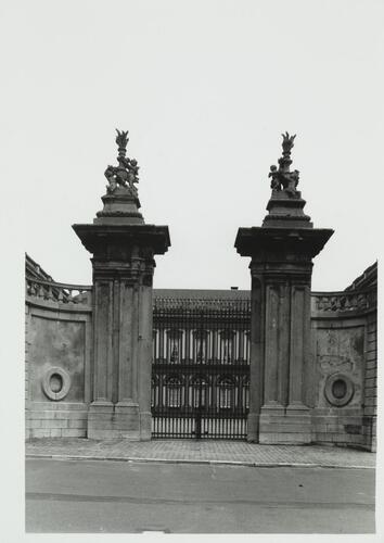 Place du Petit Sablon 8, Palais d'Egmont ou Palais d'Arenberg, portail d'entrée de la cour d'honneur (photo [s.d.]).