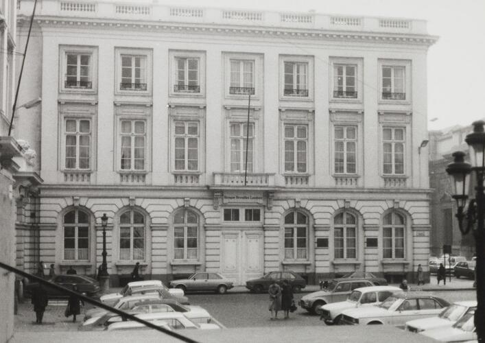 Place Royale 4, angle rue de la Régence 2 et rue de Namur 1. Portiques et façades des immeubles bordant la place Royale. Anc. Palais du comte de Flandre (photo 1981).