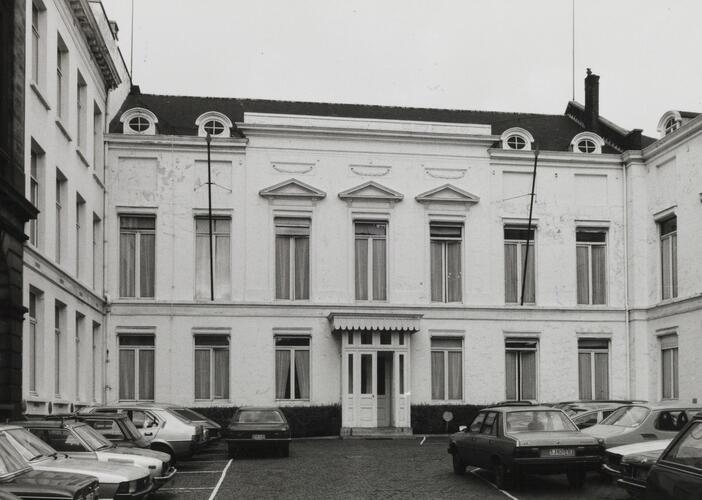 Koningsplein 11-12Portieken en voorgevels van de gebouwen op het Koningsplein, ingangsvleugel in de binnenplaats (foto 1980).
