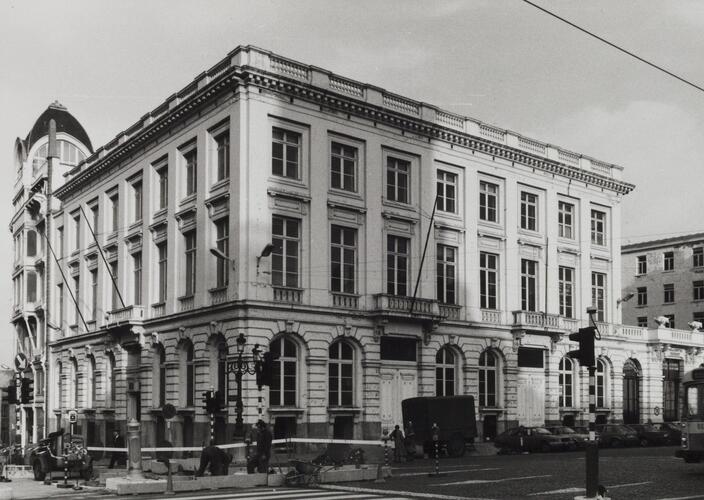 place Royale 13-14, angle rue Montagne de la Cour 2. Portiques et façades des immeubles bordant la place Royale, Old England (photo 1980).