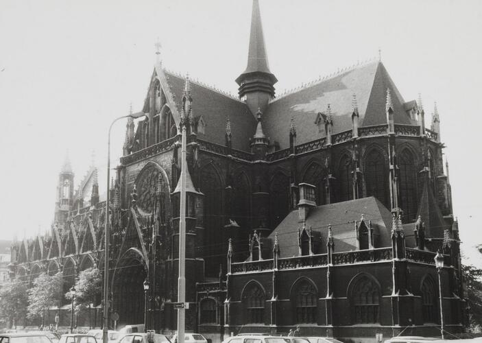 Zavelstraat, Onze-Lieve-Vrouw ten Zavelkerk, Z.-gevel en koor (foto 1980).