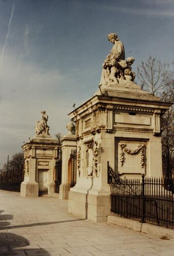 Parc de Bruxelles, entrée médiane place des Palais (photo 1987).