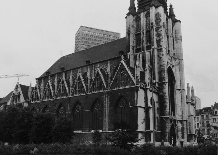Kapellemarkt, Onze-Lieve-Vrouw-ter-Kapellekerk, westelijke gevel (foto 1980).