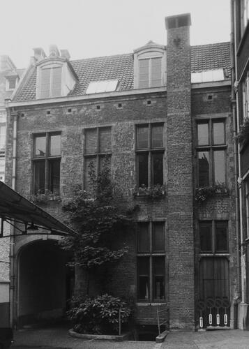 Eikstraat 8. Voormalig 'Hotel de Visscher de Celles'. Voormalige ateliers en magazijnen van de 'Gasdienst', achtergevel (foto 1980).