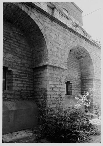 Eikstraat 13-17. Overblijfselen van de eerste stadsomwalling van Brussel. Koninklijk Atheneum (foto [s.d.]).