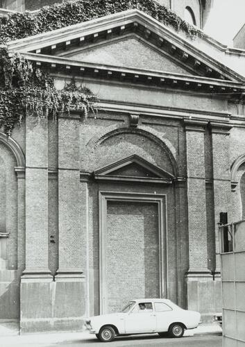 Rue des Ursulines 4. Collège Sint-Jan Berchmans. Église Saint-Michel, façade rue du <a href='/fr/glossary/315' class='info'>Poinçon<span>Pièce maîtresse verticale d’une ferme de charpenterie.</span></a> (photo 1980).