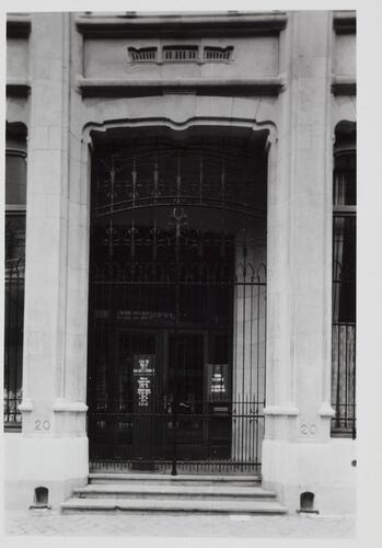 Rue des Sables 20. Anciens Magasins Waucquez; Centre Belge de la bande Dessinée, détail grille d'entrée après restauration (photo [s.d.]).