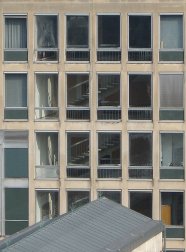 Institut royal du Patrimoine artistique, détail de la façade arrière (photo 2007).