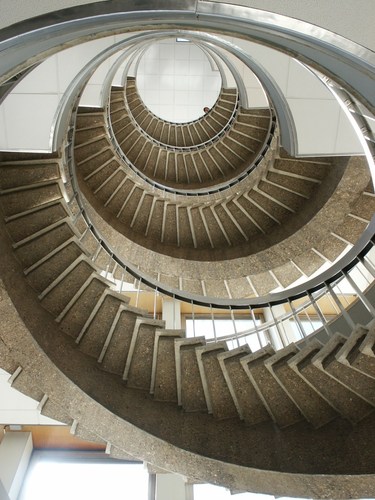 Institut royal du Patrimoine artistique, vue de la cage d’escalier depuis le rez-de-chaussée (photo Caroline Berckmans, 2006).