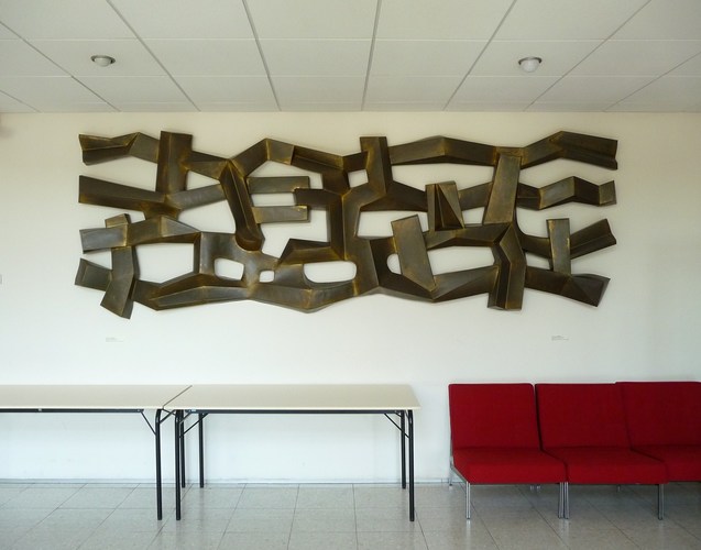 Institut royal du Patrimoine artistique, premier palier, sculpture [i]Composition décorative[/i] par Jean-Pierre Ghysels (photo 2010).