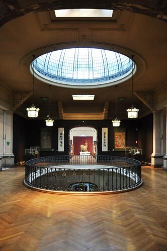 Premier étage du hall de l’aile occidentale de la section des Arts non-européens des Musées royaux d’Art et d’Histoire (photo 2007).