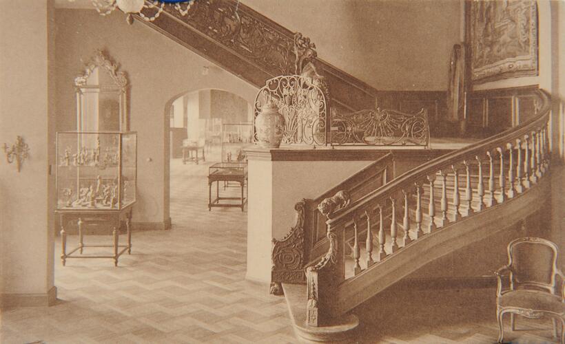 Escalier du XVIIIe siècle provenant de l’ancien hôtel de Hornes, remonté dans l’angle nord-est du cloître des Musées royaux d’Art et d’Histoire, AVB/CP Collections.