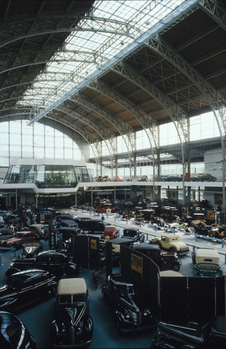 Autoworld, vue intérieure de la halle (Photo Ch. Bastin & J. Evrard © MRBC).