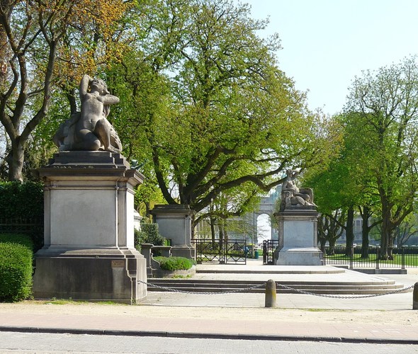 Linkerzijde van de westelijke ingang van het Jubelpark (foto 2010).
