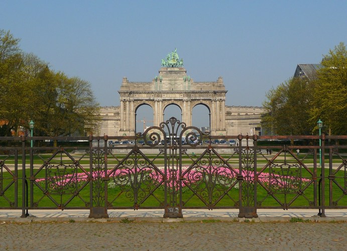 Detail van het centrale hekwerk aan de oostelijke ingang van het Jubelpark, in 1933 ontworpen door G. De Cuyper en Ch. Tussart (foto 2010).