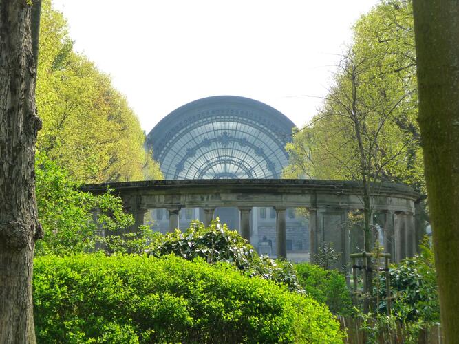 Jubelpark, gezicht op het noordelijk paviljoen van 1880, vanaf de achterzijde van de in zijn as gebouwde exedra, beide ontworpen door Gédéon Bordiau (foto 2010).