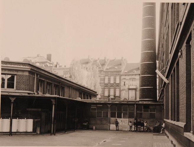 Boulevard Clovis 40 et rue de Gravelines 68, Athénée Adolphe Max, vue avant transformation du gymnase et du passage le reliant au bâtiment à front de rue, AVB/TP 84572 (1968).