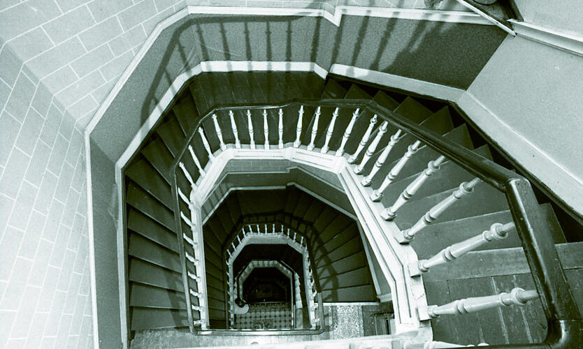 Boulevard Clovis 85-87, vue de l’escalier depuis le haut, vers 1980 (© Architecture Archive – Sint-Lukasarchief).
