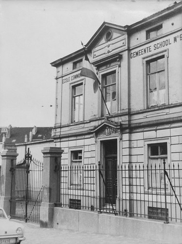 Rue des Éburons 50, façade principale de la première école, avant la démolition de celle-ci (Collection École primaire des Éburons).
