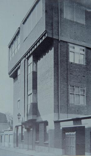 Boduognatusstraat 12b, bijgebouw van het Institut chirurgical de Bruxelles, in 1925 ontworpen door architect Antoine Pompe ([i]L’Émulation[/i], 3, 1933, p. 50).