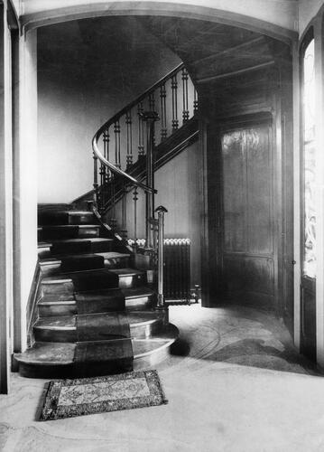 Avenue Palmerston 4, l’escalier menant au deuxième étage, vue ancienne (a href='http://www.kikirpa.be'© IRPA-KIK Bruxelles/a).