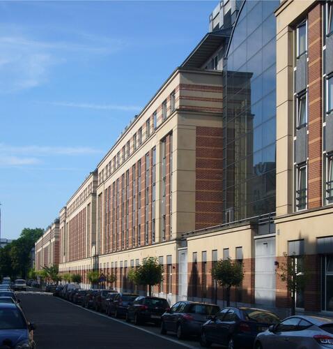 Koninklijke Militaire School, gebouw PRIL, gezien vanaf de hoek van de Notelaarsstraat en de Hobbemastraat (foto 2009).