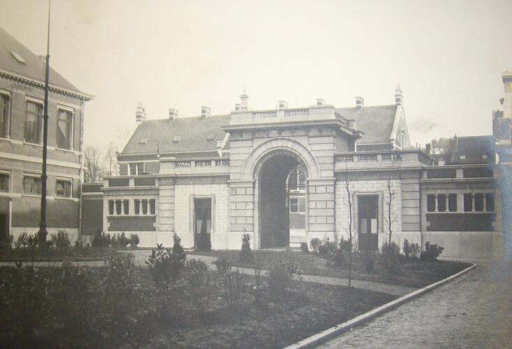 Krijgsschool, gebouw T, thans verplaatst naar Hobbemastraat 8, waar het als inkom fungeert (Archief van de Koninklijke Militaire School).