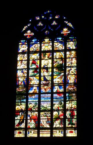 Renaissancelaan 40, kerk van de dominicanen, glas-in-loodraam met voorstelling van de tenhemelopneming en kroning van de Heilige Maagd Maria (foto 2009).