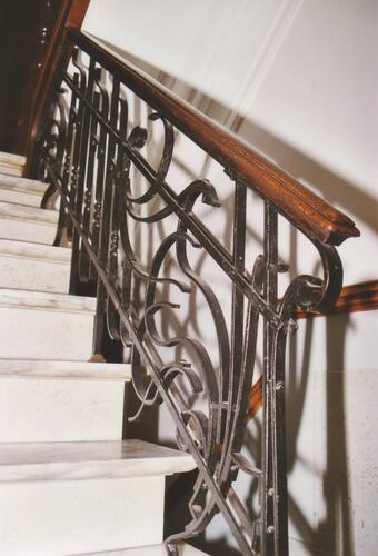 Van Campenhoutstraat 51, smeedijzeren leuning van het eerste trapgedeelte (foto 2002).