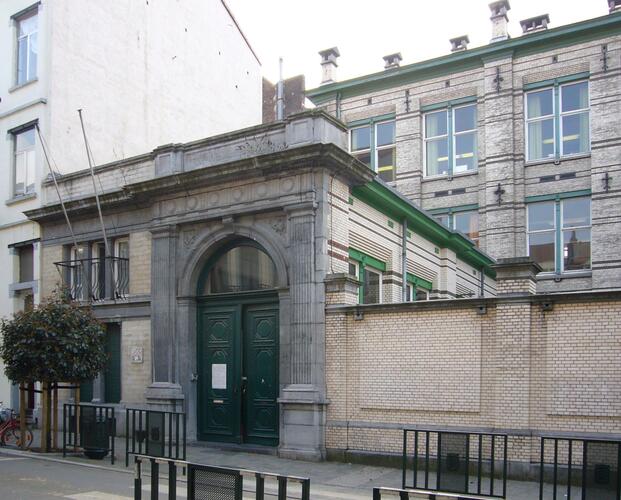 Rue Véronèse 21, ancienne école primaire n[sup]o[/sup] 19, volume d’entrée (photo 2009).