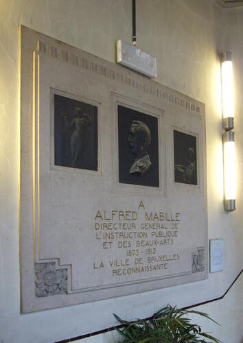 Rue Véronèse 21, ancienne école primaire n[sup]o[/sup] 19, plaque commémorative sur le mur nord du préau (photo 2009).
