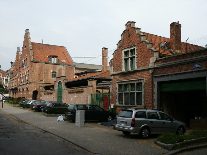 Champ du Vert Chasseur 19-20, Royal Étrier belge, façade principale, ailes D, E (avant-plan) et F,G (arrière-plan) (photo 2006).
