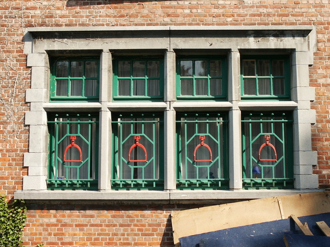 Champ du Vert Chasseur 19-20, Royal Étrier belge, grille de fenêtre figurant un étrier (photo 2006).