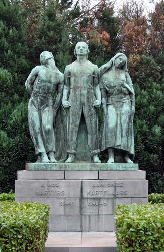 Auguste Reyerslaan, op de hoek met de Karabiniersplein, monument ter nagedachtenis van de burgerslachtoffers van de oorlog, beeldhouwer Georges Vandevoorde, 1956 (foto 2011).
