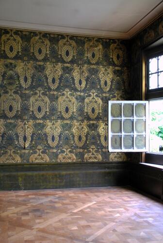 Vergotesquare 45, bureau waarvan de wanden bekleed met Cordobaleer en <a href='/nl/glossary/257' class='info'>vensters<span>Licht- en/of luchtopening in een muur.</span></a> met glas-in-lood (foto 2011).