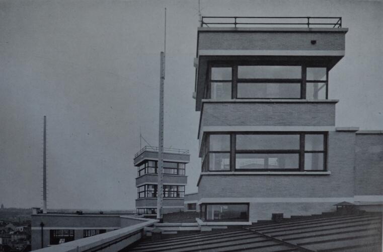 Paleizenstraat 42-46, voormalig centraal gebouw van de RTT, torentjes ([i]Architecture, Urbanisme, Habitation[/i], 7-8, 1951, p. 91).