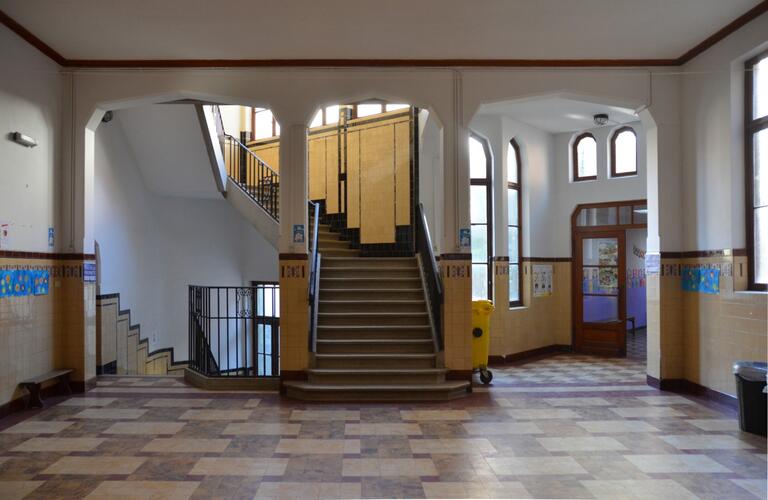Rue de la Ruche 28, Institut Saint-Augustin, corps D, vue de la <a href='/fr/glossary/248' class='info'>cage d'escalier<span>Espace à l'intérieur duquel se développe un escalier.</span></a> depuis le premier étage (photo 2014).