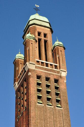 Square François Riga, église de la Sainte-Famille, sommet du clocher (photo 2012).