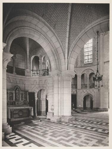 Sint-Michielscollege, kapel, zicht op een kapel in de zijbeuk ([i]L'Émulation[/i], 1912, pl. V).