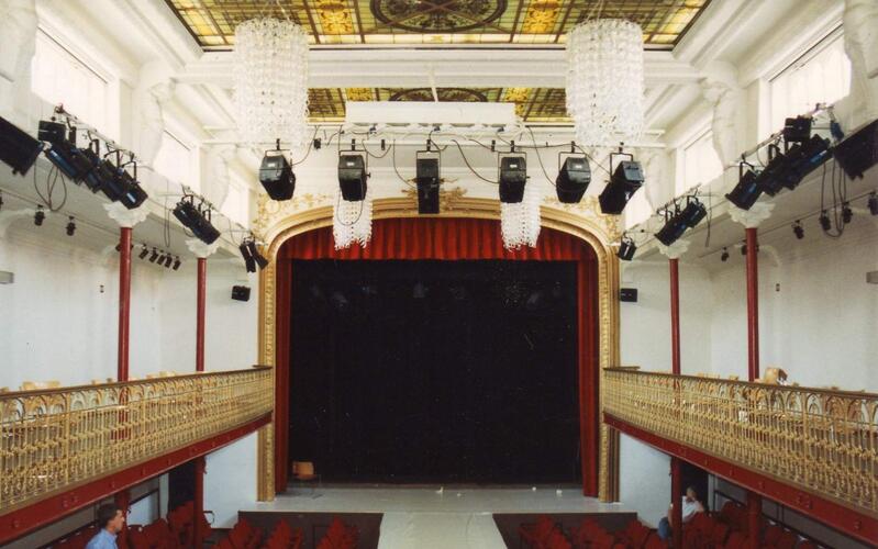 Waversesteenweg 366-368. Socio-cultureel centrum 'Léopold Sédar Senghor'. Spektakelzaal uit 1909, zicht naar het podium (foto 1994).