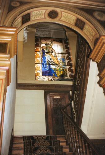 Gewijde Boomstraat 123, <a href='/nl/glossary/248' class='info'>trappenhuis<span>Gedeelte van een gebouw waarin de trappen zijn ondergebracht.</span></a>, detail glas-in-lood (foto 1994).