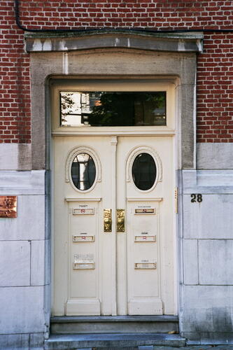 Louis Lepoutrelaan 28-30 - Camille Lemonnierstraat 1, deur in L. Lepoutrelaan. (foto 2006).