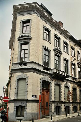 Eendrachtstraat 57, <a href='/nl/glossary/118' class='info'>hoektravee<span>Travee op de hoek (meestal 45°) van een gebouw.</span></a> met Wollendriestorenstraat (foto 2009).