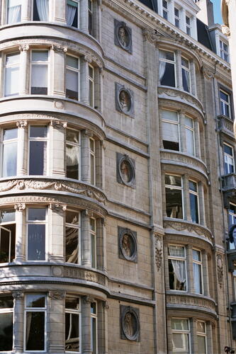 Rue François Stroobant 45-51 et avenue Louis Lepoutre 67-73, dernière <a href='/fr/glossary/249' class='info'>travée<span>1. Division verticale d’une élévation, composée d’une superposition d’ouvertures, réelles ou feintes. 2. En plan, la travée est l'espace compris entre deux rangées de supports disposées perpendiculairement à la façade.</span></a> côté Stroobant présentant des bustes (photo 2006).