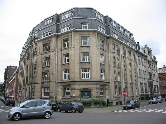 Place Georges Brugmann 29 et rue Joseph Stallaert 1 (photo 2005).