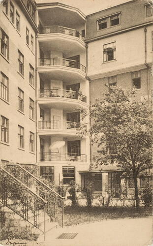 Place Georges Brugmann 28 et rue Joseph Stallaert 1, carte postale montrant les terrasses en façade arrière de l’Institut médico-chirurgical et Centre de Santé, vers 1926 (Collection Dexia Banque).