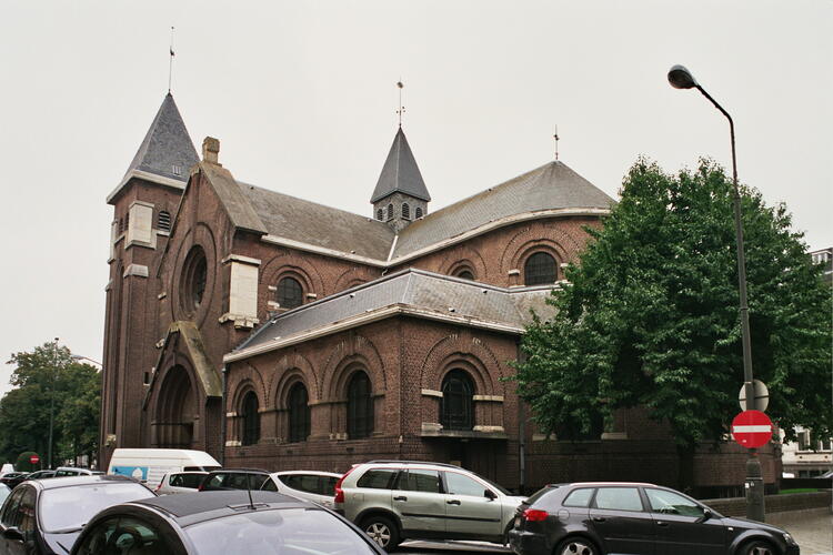 Georges Brugmannplein, O.L.V. Boodschapkerk, zuidwestelijke gevels (foto 2005).