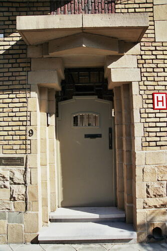 Rue Louis Hymans 9-9a-9b-9c, porte d’entrée du n<sup>o</sup> 9 (photo 2006).